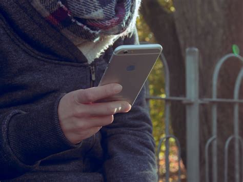 Безплатна снимка : iphone, смартфон, Подвижен, ръка, екран, ябълка, мъж ...