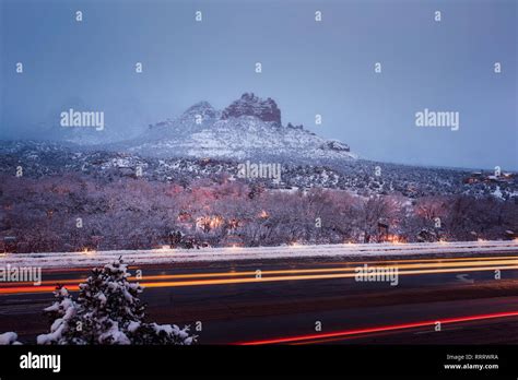 Rote Felsen Bedeckt Mit Winterschnee Entlang Des Highway 89a In Sedona