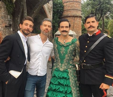 Alfonso Herrera durante gravações do filme El Baile de Los 41 xx xx