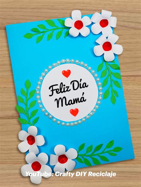 A Greeting Card With Flowers And The Words Feliz Dia Mama Written On It