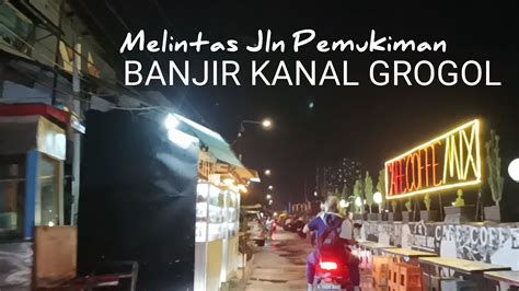 Suasana Malam Jalan Pemukiman Pinggiran Kali Tanggul Banjir Kanal