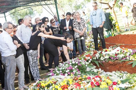 Fam Lia E Curiosos Corpo De Luciano Do Valle Velado Em Campinas