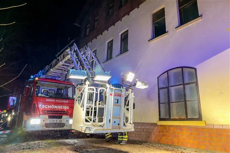 Brand mit Todesfolge Feuerwehr rettet fünf Personen aus brennendem