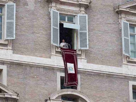 Tenta Di Entrare All Angelus Con Un Coltello Fermato Un Uomo