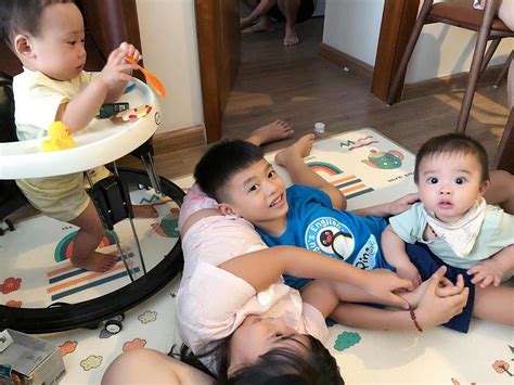 Sau hơn 1 năm theo mẹ đi khắp nơi trên xe đẩy con trai hot girl Bella đã tách mẹ đang được