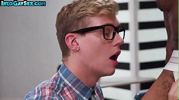 Compañero de clase geek dándose un festín con la bbc durante el recreo XVIDEOS