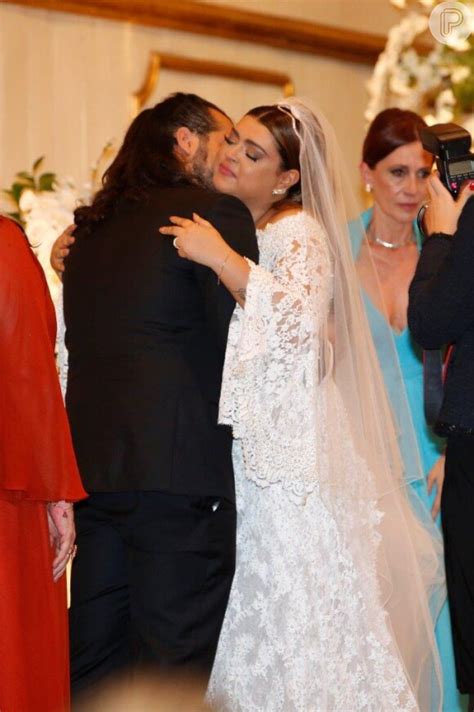 Foto Preta Gil abraça o filho Francisco Gil durante seu casamento