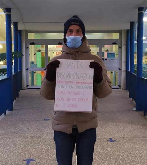 Il Prof Ribelle Continua Lo Sciopero Della Fame E Manifesta Davanti