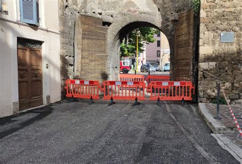 Rischio Caduta Calcinacci Chiuso Passaggio Pedonale Di Porta Conca