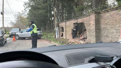 Conductor chocó contra un paredón en la calle Guido