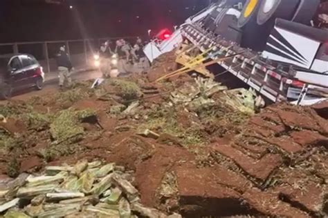 Caminhão Tomba Em Frente A Batalhão De Pm Em Minas Gerais E Espalha