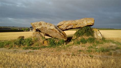 A faire Le Dolmen du Carroi Bon Air et le Château de Sassay Randonnée