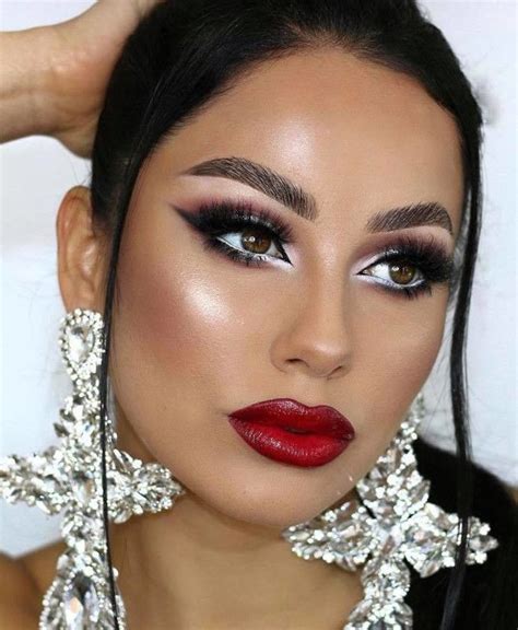 Seductive Vampy Makeup Looks To Step Up Your Glam Game This Fall Vampy Makeup Glam Makeup