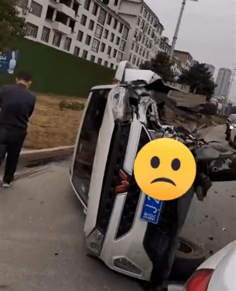 萍乡两车相撞，一车“四脚朝天”，车头稀碎，碎片散落一地面包车