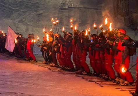 La Municipalidad De Ushuaia AcompaÑÓ La Bajada De Antorchas En El Cerro