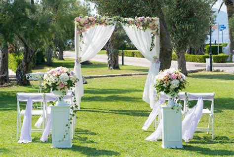 Arco Retangular De Madeira Do Casamento Decorado Flores Imagem De