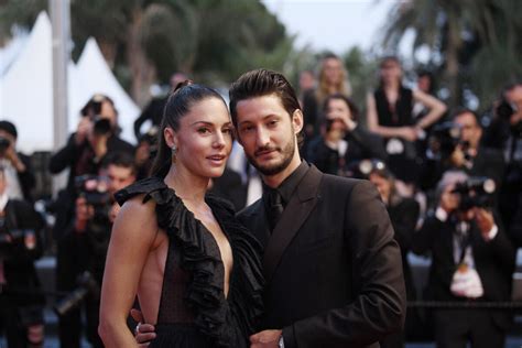 Photo Pierre Niney et sa femme Natasha Andrews à la montée des