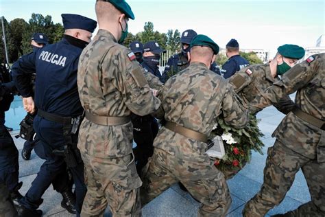 Jarosław Kaczyński zniszczył wieniec Zbigniewa Komosy pod pomnikiem