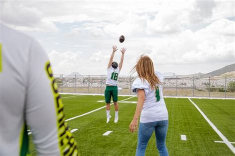 Inaugura Alcaldesa campo de fútbol americano en el COBACH 10 El