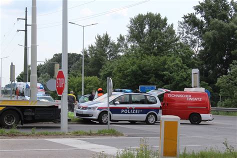 Freiwillige Feuerwehr Krems Donau Pkw Bergung Nach Auffahrunfall Auf S