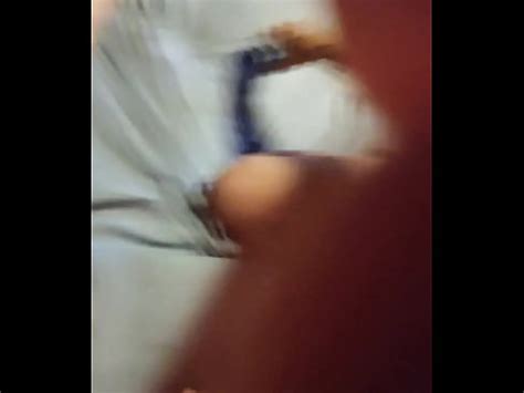 Milf caliente tatuada Bree Baby con máscara de conejito chupa la polla de Chase Wild y hace