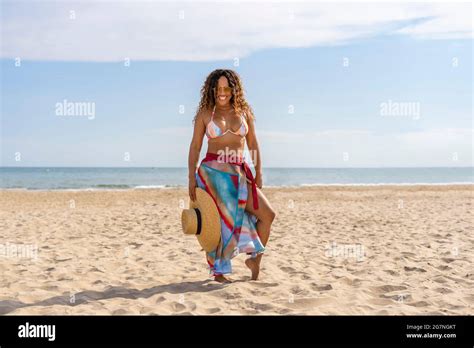 Joven Hermosa Y Alegre Mujer En Bikini Y Sombrero Disfrutando De My
