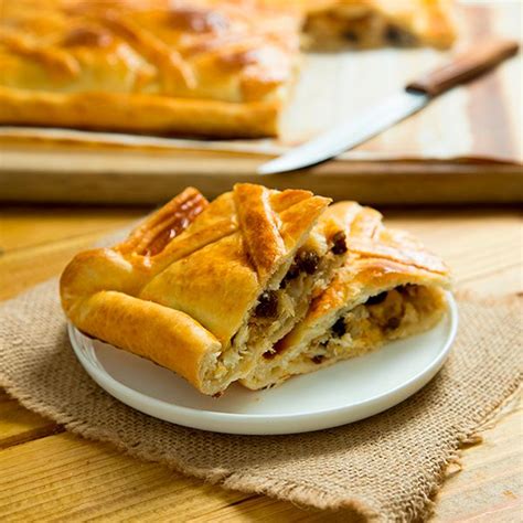 Empanada de bacalao y pasas Recetas La Masía