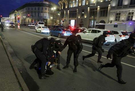 Foto Rusov Protestuj Proti Mobilizaci I V Lce Policist Zadr Eli