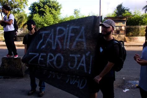 Usu Rios Fazem Protesto Contra O Aumento Das Passagens De Trem No Rio