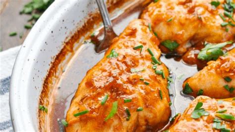 Mélangez une sauce piquante et enfilez ces poitrines de poulet cuites