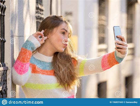 Mujer Joven Feliz Atractiva Del Adolescente Que Toma Una Imagen Del