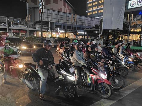 H 1 Hari Raya Idul Fitri Pemudik Masih Ramai Melintas Di Simpang BCP