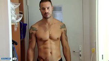 El entrenador de gimnasio es chupado a pesar de él por nosotros en una ducha XVIDEOS