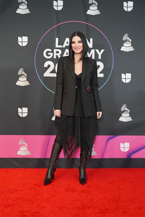 Laura Pausini con gli stivali di Givenchy e la gonna plissé trasparente