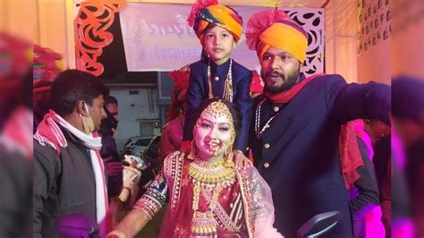 Bride Entered In Wedding Hall On Activa With Her Groom Video Viral Mhkp नवरदेवाला मागच्या