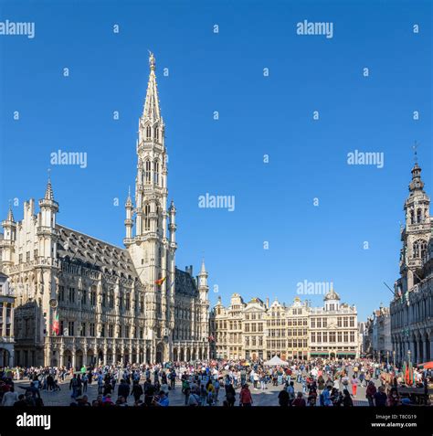 Das Rathaus Mit Seinem 96 Meter Hohen Glockenturm Auf Dem Grand Place