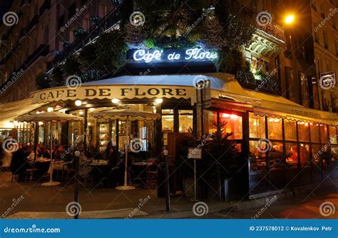 The Famous Cafe Les De Flore Decorated For Christmas 2021 It Located