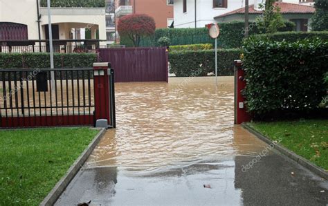 Fotos de Entrada de una casa durante una inundación y carretera