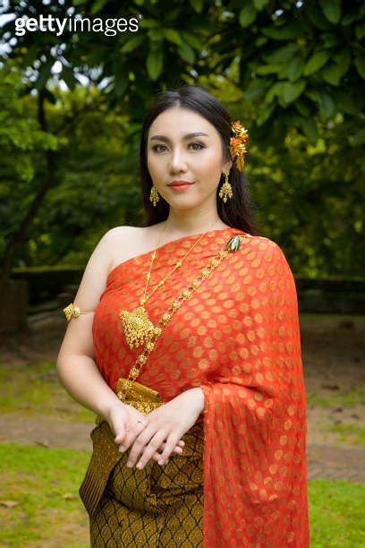 Thai woman in traditional dress 이미지 1174438300 게티이미지뱅크