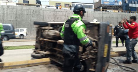 V A Expresa Camioneta Invade V A Del Metropolitano Y Se Vuelca Frente