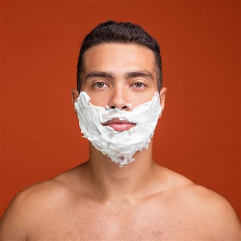 Vue De Face De L Homme Torse Nu Avec De La Mousse Raser Sur Son