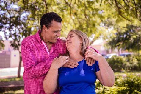 Retrato De Una Hermosa Pareja De Ancianos En El Parque Feliz Pareja