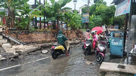 Hujan Deras Tembok Pembatas Sungai Di Kembang Kuning Surabaya Ambrol