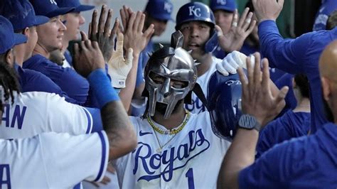 Melendez Has 4 Rbis Royals Score 8 In 6th Beat Chisox 12 5 Newsday