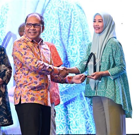 Perumda Air Minum Makassar Raih Penghargaan SMSI Award Ujung Jari