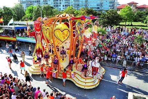 Batalla De Flores Laredo Se Llena De Color Con Sus Carrozas De Flores