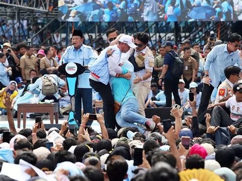 Sejumlah Pendukung Pingsan Saat Kampanye Akbar Prabowo Gibran Di GBK