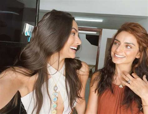 Aislinn Derbez Y Renata Notni Hacen Un Juego Con Sus Fans