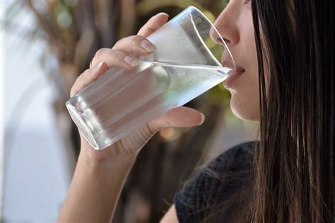 Quanto de água devemos beber por dia para nos hidratar Nutricionista