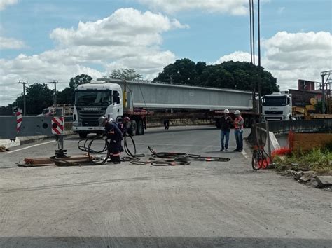 Viga De Sustenta O Instalada No Viaduto Da Cidade Nova Acorda